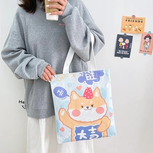 Gros plan d'un sac cabas en toile blanc et bleu avec illustration de chien mignon