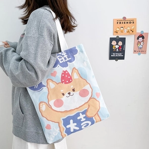 Détail du sac en toile avec un motif de chien mignon et des symboles de chance fêtards