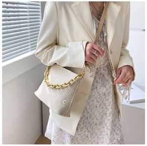 Detailansicht beige gewebte Schultertasche mit Gänseblümchen-Stickerei und Goldkette