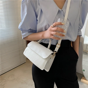 Piccola borsa a tracolla in pelle bianca minimalista con manico e dettagli in oro