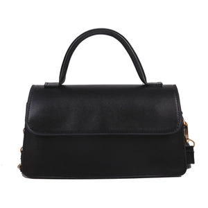 Elegante borsa a mano in ecopelle nera con patta e dettagli in metallo dorato