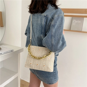 Cremefarbene Strohtasche mit Gänseblümchen-Stickerei und goldener Metallkette