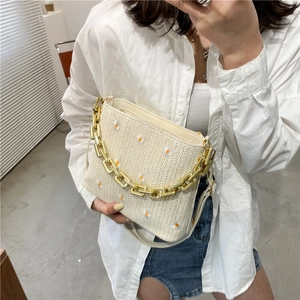 Schicke Strohtasche mit Gänseblümchen-Stickerei und eleganter goldener Kette