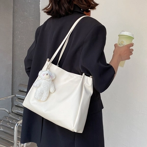 Borsa tote minimalista in pelle PU bianco crema con un simpatico ciondolo a forma di orso