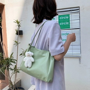 Grande borsa tote verde chiaro minimalista con ciondolo a forma di orsetto carino