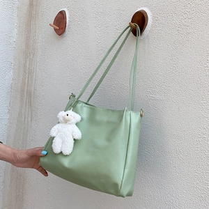 Borsa tote minimalista in ecopelle verde salvia con ciondolo a orsetto bianco in peluche