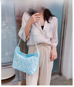 Mannequin avec sac fourre-tout en toile bleu clair et broderies de fleurs en 3D