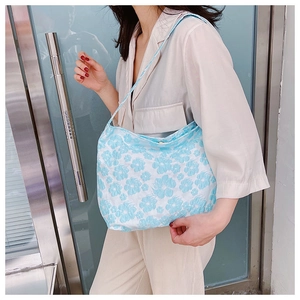 Vue détaillée du sac bandoulière pour femme avec motif floral jacquard et fleurs 3D