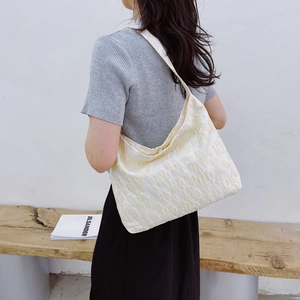 Sac à épaule en toile jacquard beige avec motif marguerite en relief pour femmes