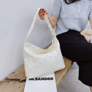 Sac fourre-tout minimaliste en toile blanc crème avec broderie florale 3D et bandoulière
