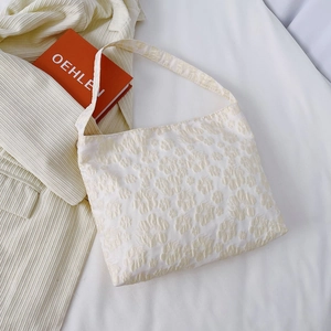 Sac cabas élégant en toile crème avec jacquard floral 3D et large bandoulière