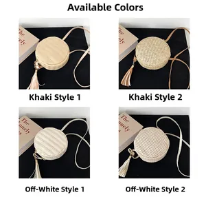 Dettaglio di quattro borse rotonde in paglia color kaki e crema con accenti di nappe
