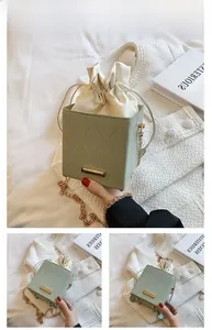 Détails du sac seau vert clair perlé avec texture ondulée et chaîne en métal doré
