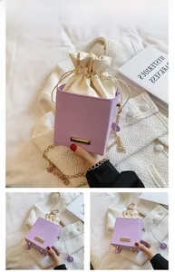 Détail du mini sac seau lilas avec bandoulière chaîne dorée et pochette intérieure douce