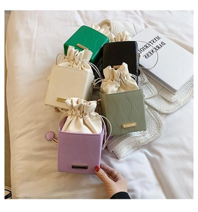 Mini sacs seaux à cordon en plusieurs couleurs avec texture et plaque métallique