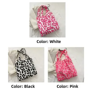 Détails du sac cabas en toile avec imprimé léopard, disponible en blanc, noir et rose