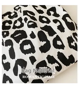 Vue détaillée de la texture du tissu en toile léopard sur un grand sac fourre-tout