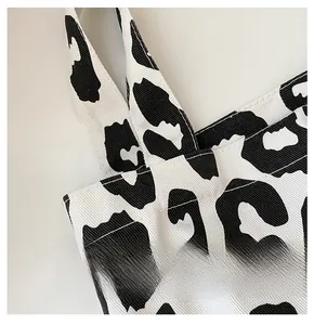 Gros plan sur les coutures renforcées et le motif léopard de ce sac cabas en toile