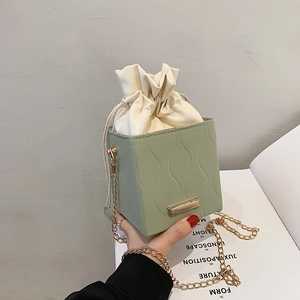 Mini sac seau vert sauge élégant avec texture matelassée et chaîne dorée