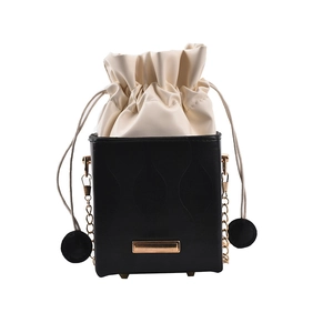 Sac seau bicolore noir et blanc élégant avec chaîne dorée et fermeture cordon