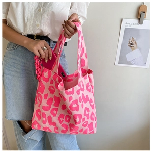 Détail du sac fourre-tout en toile léopard rose avec chaîne et rangement pour téléphone