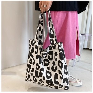 Détail d'un grand sac cabas en toile avec motif léopard noir et blanc très tendance