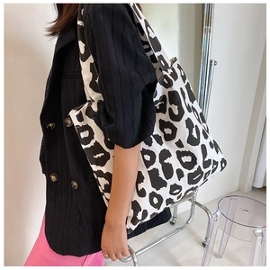 Détail du grand sac cabas en toile avec motif imprimé léopard noir et blanc classique