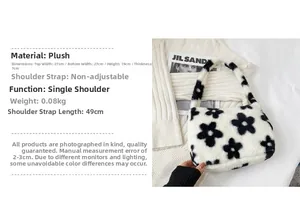 Dettaglio della borsa sottobraccio in peluche bianco con fiori e dimensioni