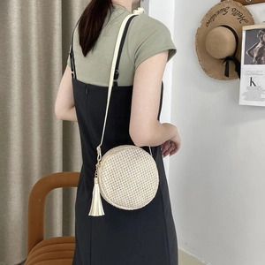 Borsa rotonda a tracolla intrecciata color crema con nappe e catena per donna