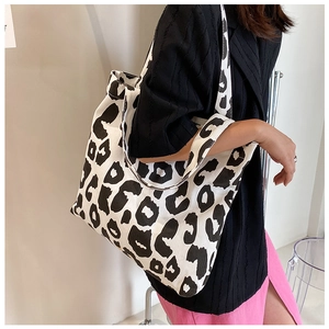 Détail d'un grand sac cabas en toile avec un imprimé léopard classique noir et blanc