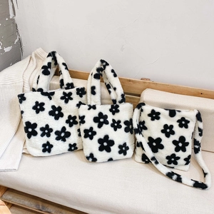 Détail du tissu en peluche douce avec des motifs de marguerites blanches et noires