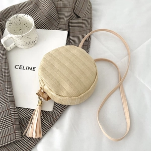 Borsa a tracolla rotonda beige in tessuto con nappa in pelle e tracolla sottile