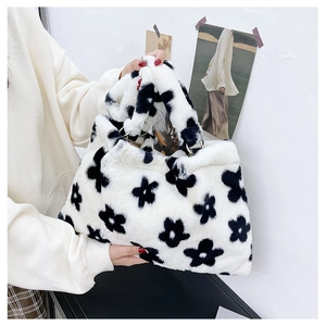 Dettaglio della texture della borsa tote in peluche con motivo a fiori neri