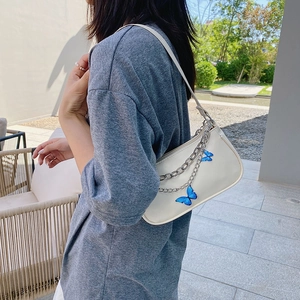 Sac sous le bras en cuir PU blanc avec chaînes argentées et charms papillon bleus