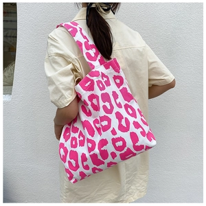 Détail du grand sac cabas en toile avec des motifs d'imprimé léopard rose élégants