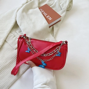 Sac sous le bras en cuir PU rouge avec chaîne argentée et breloques papillon bleu