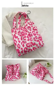 Détail du grand sac cabas en toile avec imprimé léopard rose et double bandoulière