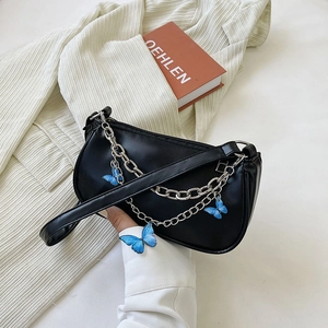 Petit sac baguette noir avec chaînes argentées et charms papillon bleus élégants