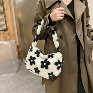 Borsa sottobraccio di peluche con motivi floreali neri e consistenza in ecopelliccia