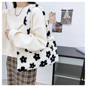 Borsa tote in ecopelliccia beige con motivo floreale nero e tracolla morbida