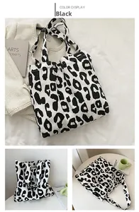 Détail du sac cabas en toile à grande capacité avec motif léopard noir et blanc et anses