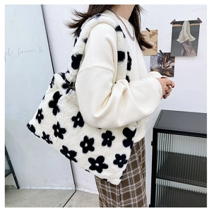 Dettaglio della borsa tote in peluche bianca a fiori che mostra la morbida consistenza