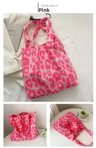 Détails de l'imprimé léopard rose et de la texture en toile douce de ce grand sac cabas