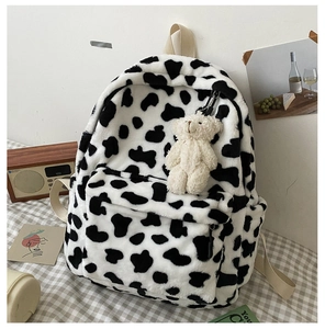 Dettaglio dello zaino in peluche maculato con un simpatico ciondolo a forma di orso
