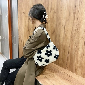 Borsa sottobraccio in peluche con motivo floreale bianco e nero per outfit autunno e inverno