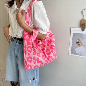Grand sac cabas en toile avec imprimé léopard rose et larges bandoulières confort