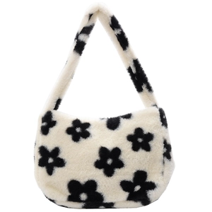 Dettaglio della borsa sottobraccio in peluche bianco panna con motivi a fiori neri