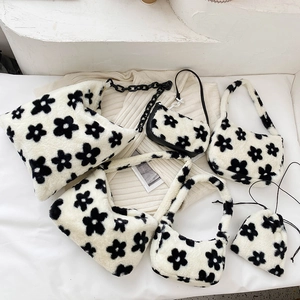 Presentazione piatta di borse di peluche in vari stili con motivi floreali a margherita