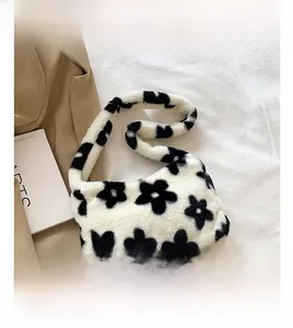 Détail du sac à bandoulière en fausse fourrure pelucheuse à motif floral noir et blanc