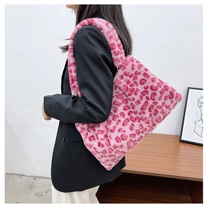 Dettaglio della borsa tote rosa leopardata in finta pelliccia con trama soffice